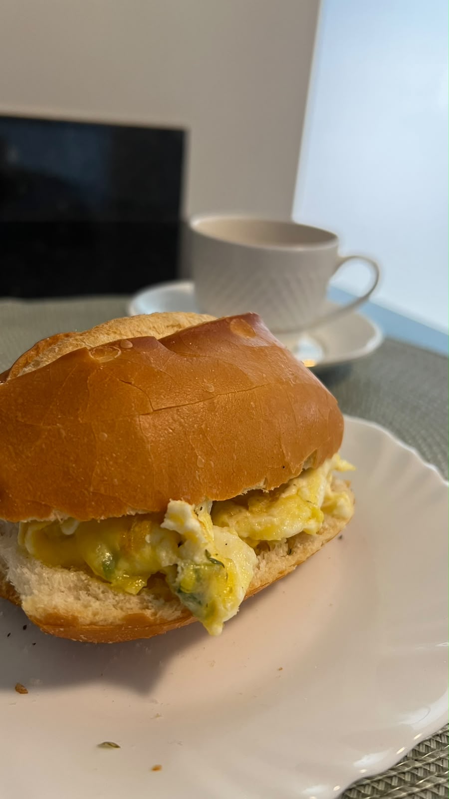 Pão francês com ovos mexidos e café da manhã simples