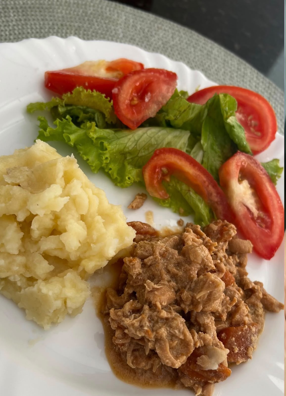 Carne desfiada com purê de batata, alface e tomate