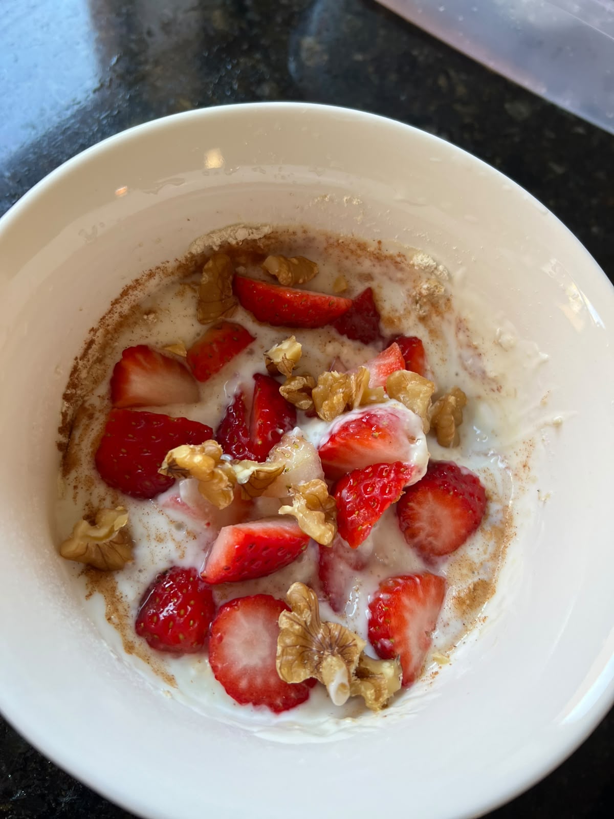 Bowl de iogurte com morangos, nozes e canela