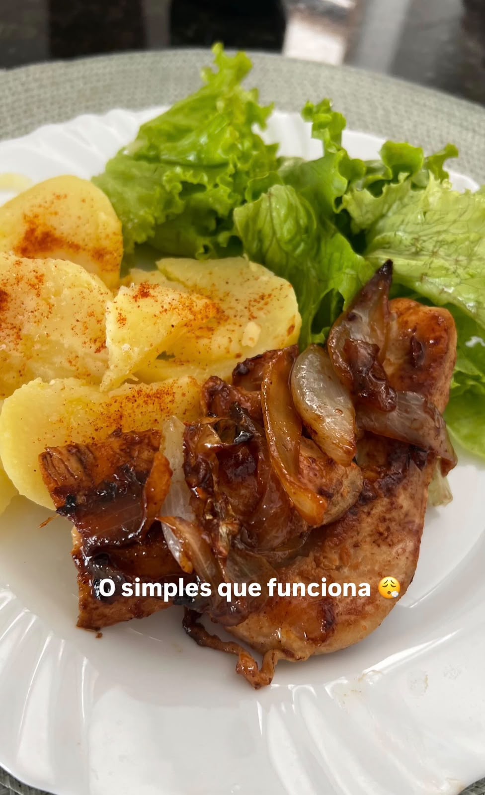 Filé de frango grelhado com cebolas, batata e salada verde