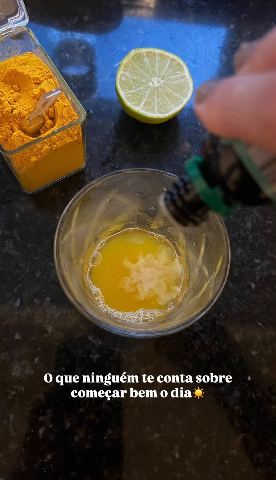 Água morna com limão e cúrcuma para começar o dia
