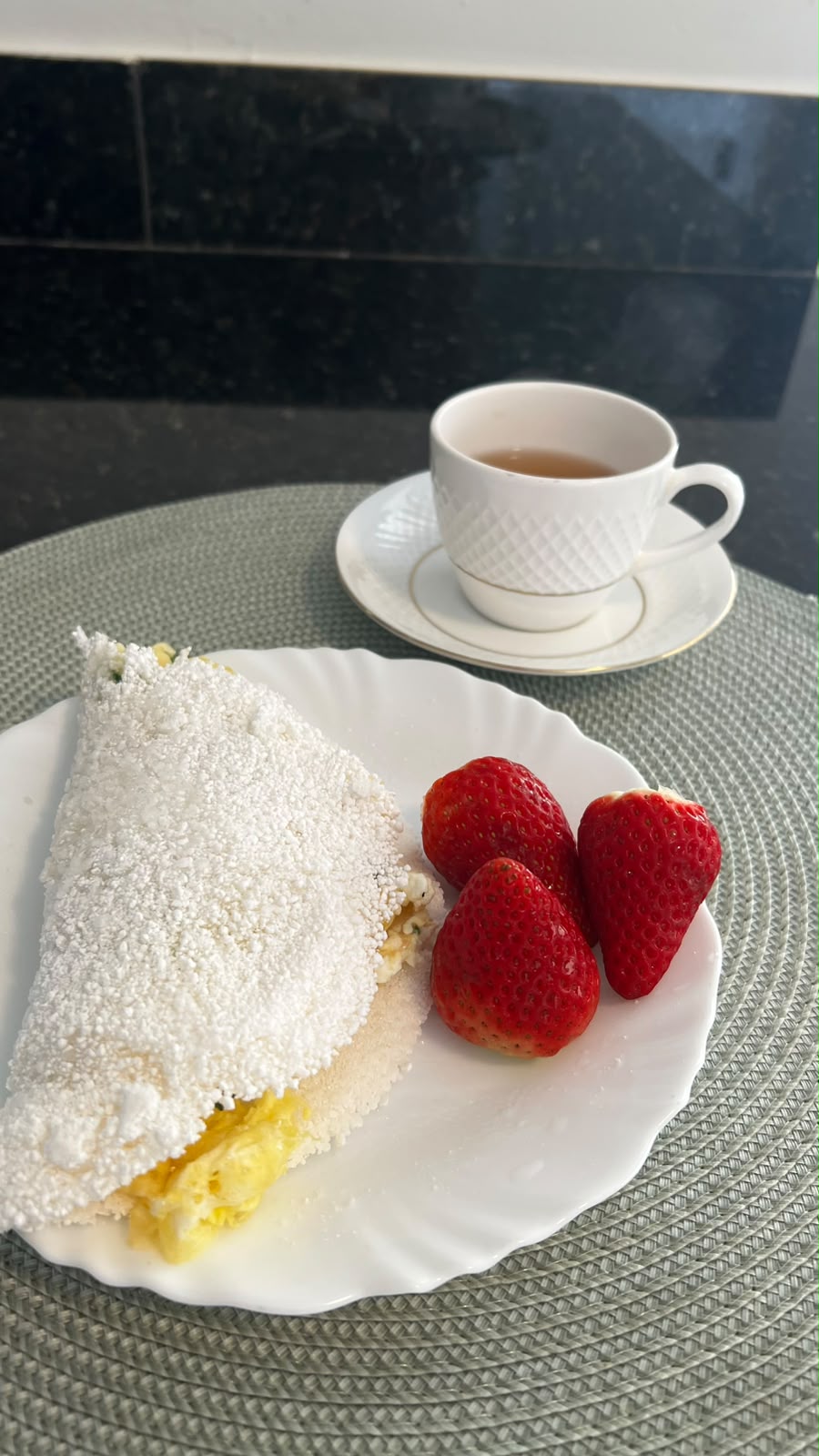 Tapioca com recheio de ovo e morangos frescos com chá