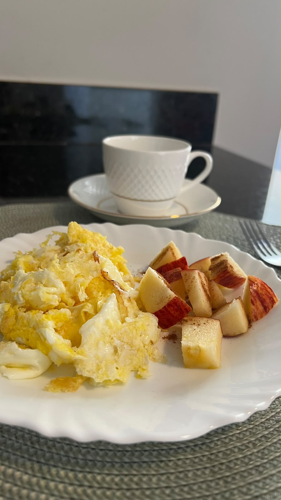 Ovos mexidos com maçã e canela acompanhados de café
