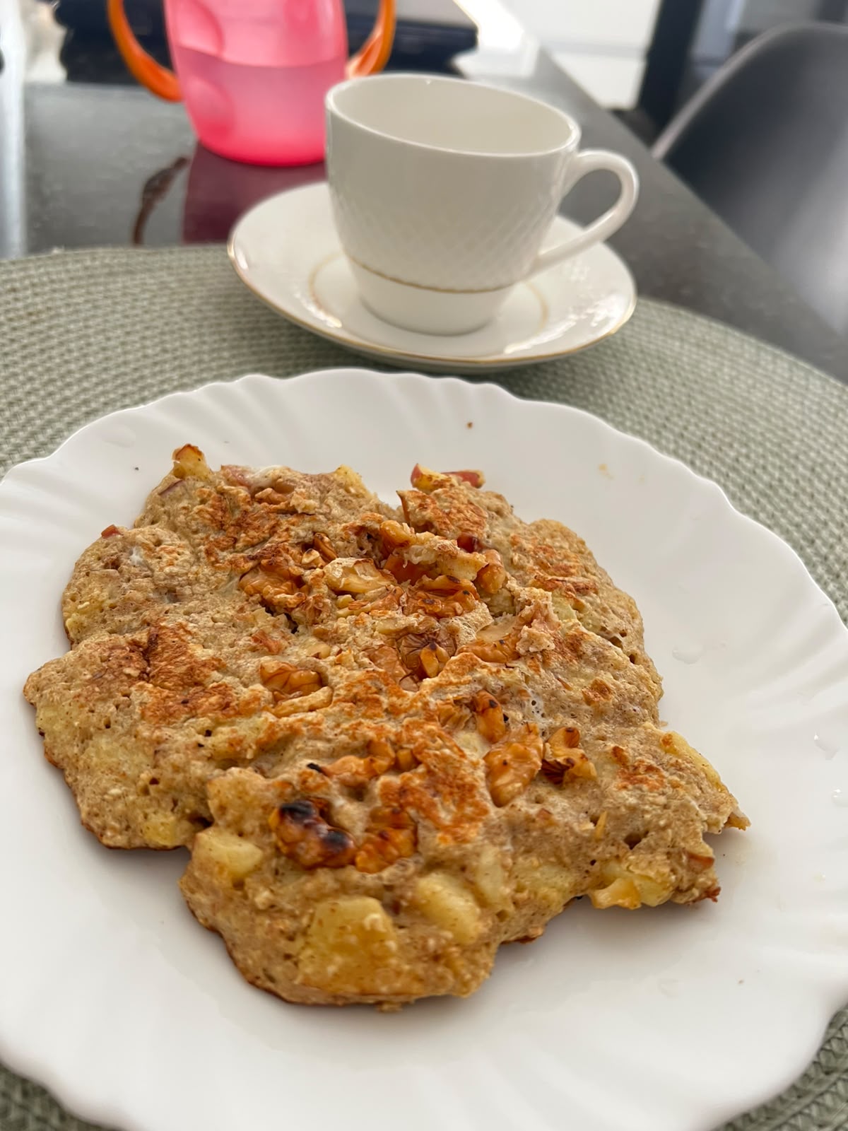 Panqueca de aveia com maçã e nozes com café